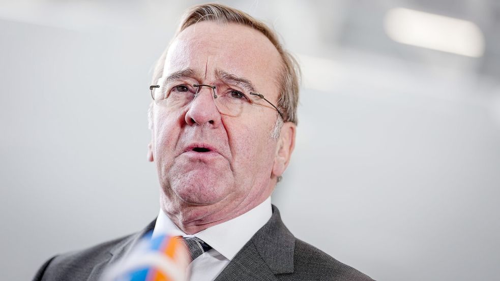 Aus Sicht von Übersetzer Klaus Jöken hat der Pistorius aus dem „Asterix“-Band eine verblüffende Nähe zum deutschen Verteidigungsminister. (Archivbild) Foto: Kay Nietfeld/dpa