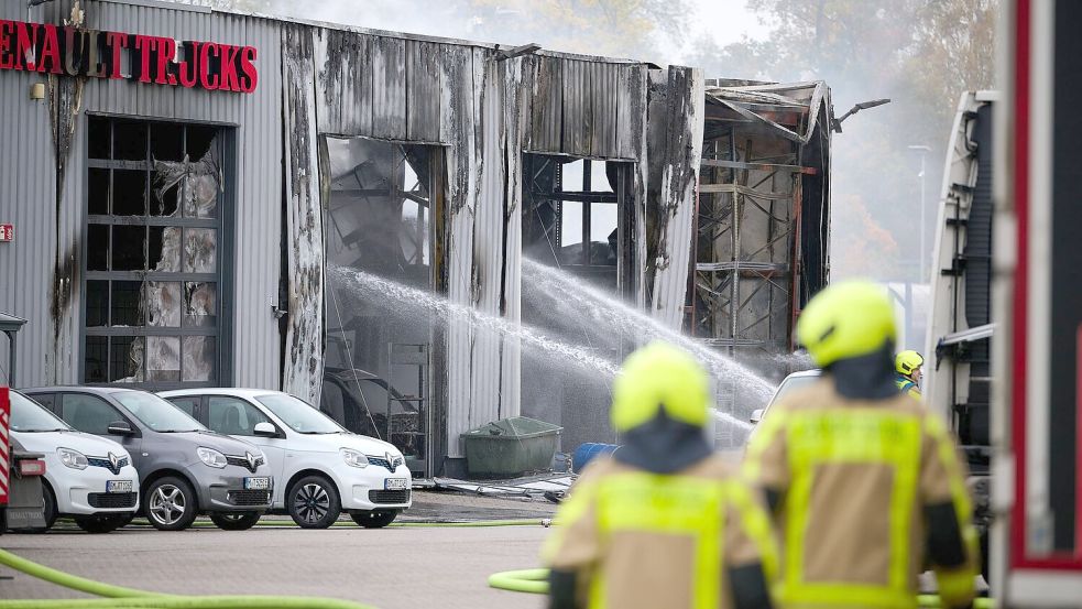 Auch wurden mehrere Fahrzeuge auf dem Gelände beschädigt. Foto: Bernd Thissen