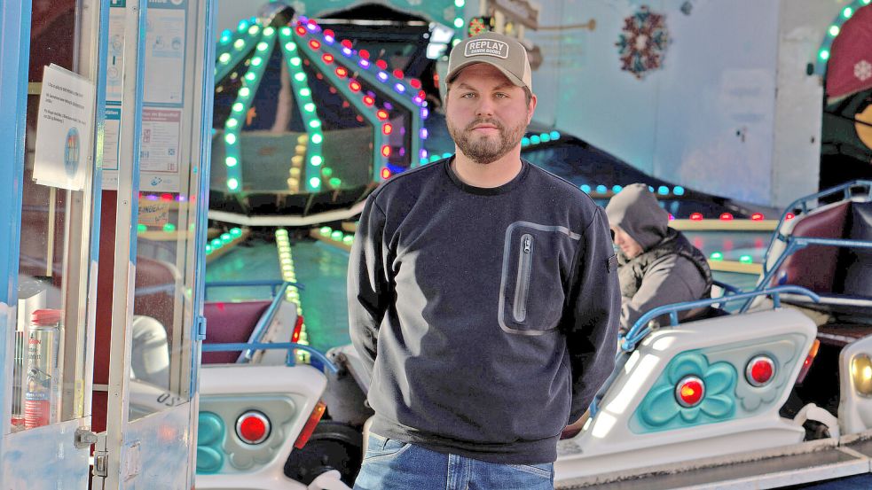 Ralf Langenscheidt vor seinem Fahrgeschäft „Hot Snow“. Foto: Jurij Babanin