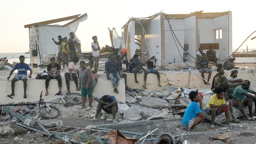 Die auch bei Touristen beliebte Ortschaft Black River, die im 17. Jahrhundert gegründet wurde, ist komplett zerstört. Foto: Matias Delacroix/AP/dpa