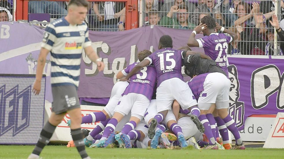 Lila-Weiße Jubeltraube: Als Sven Köhler am 1. Spieltag der Saison 2022/23 zum 1:0 für den VfL gegen Duisburg traf, begrub ihn die Mannschaft unter sich. Foto: Helmut Kemme