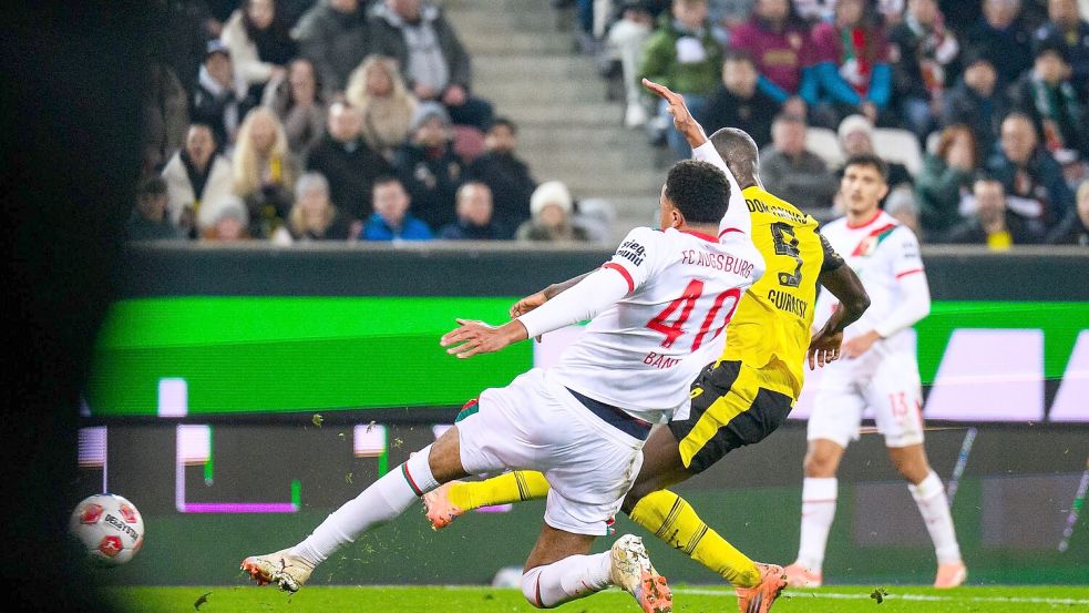 Serhou Guirassy (M) erzielt das 1:0 für Dortmund. Foto: Tom Weller