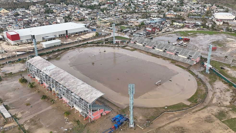 Das Stadion in Montego Bay ist nach dem Hurrikan Melissa überflutet. Foto: Matias Delacroix/AP/dpa