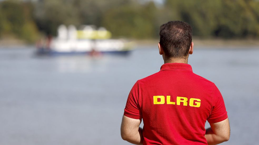 Sie retten Leben – seit mehr als 100 Jahren. Doch die Deutsche Lebens-Rettungs-Gesellschaft hat auch eine dunkle Vergangenheit: Während der NS-Diktatur passte sie sich dem Regime an, viele ihrer Mitglieder wurden zu Mitläufern. Foto: IMAGO/Panama Pictures