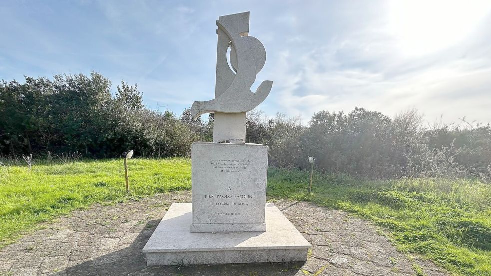 Am Ort des Verbrechens erinnert ein Denkmal an den Regisseur. (Archivbild) Foto: Christoph Sator/dpa