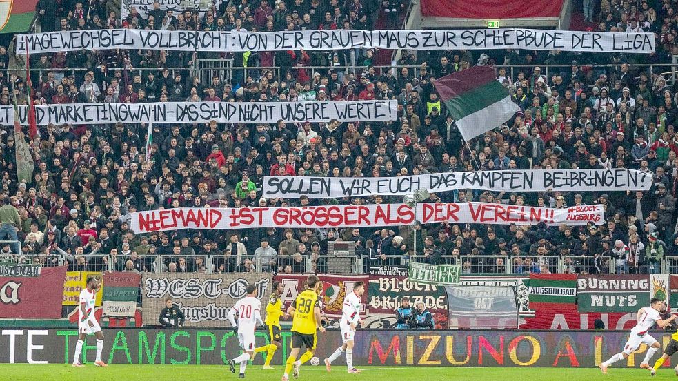 Die Augsburger Fans üben auf Spruchbändern Kritik am Weg der Vereinsführung mit Sandro Wagner. Foto: David Inderlied/Kirchner-Media/d