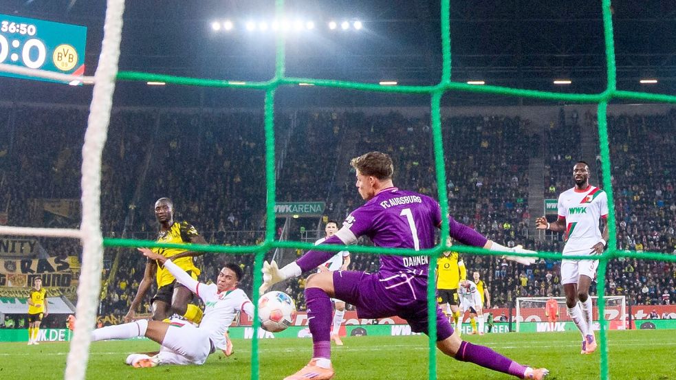 Serhou Guirassy sagt „danke“. Der BVB-Stürmer beendet seine Torflaute nach einer Augsburger Slapstick-Aktion. Foto: Tom Weller