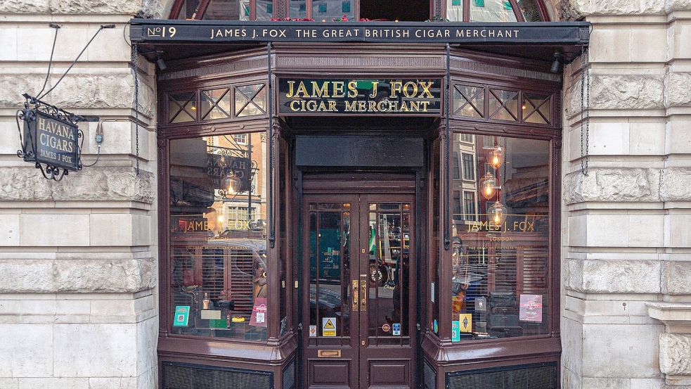 Wer den Zigarrenladen James J. Fox durch die schwere Holztür betritt, schreitet in eine andere Zeit. Foto: Susanne Ebner