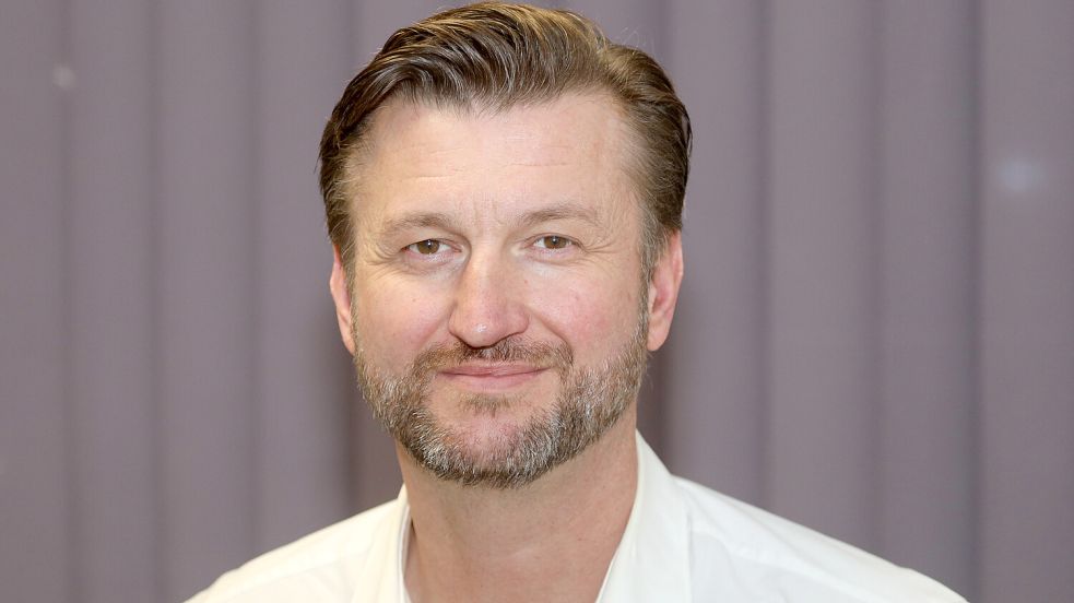 ON-Chefredakteur Stephan Schmidt lobt das Engagement der beiden Frauen, die alles in Eigenregie aufgebaut haben. Foto: Romuald Banik