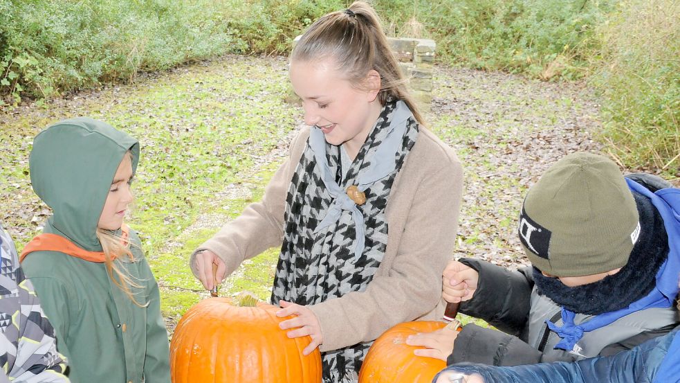 Mit großem Spaß dabei: Jil wurde von ihrer Freundin Sara mit dem Pfadfinder-Gen infiziert. Fotos: Udo Hippen