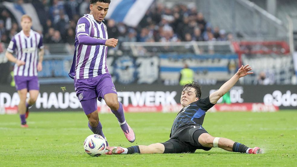 Ein Kampfspiel: Kevin Wiethaup vom VfL Osnabrück kommt hier an Duisburgs Simon Symalla vorbei. Foto: osnapix