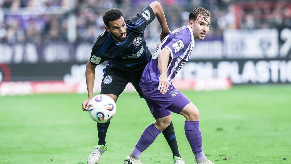 Warf alles rein - am Ende fehlte nur das Tor: Lars Kehl (rechts) gegen Jesse Tugbenyo (Duisburg). Foto: imago/Herbertz