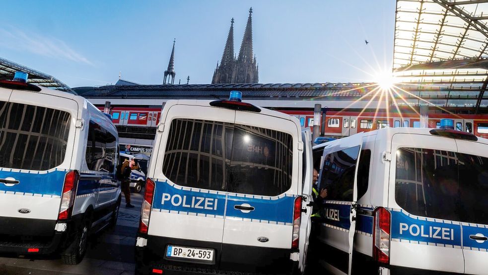 Am Kölner Bahnhof prügelten sich zahlreiche Fans von Schalke und Dortmund. (Archivbild) Foto: Christoph Reichwein