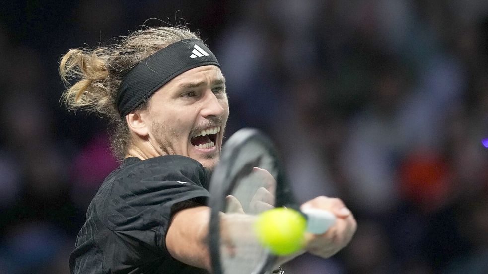 Gegen Jannik Sinner ist Tennisprofi Alexander Zverev chancenlos. Foto: Christophe Ena/AP/dpa