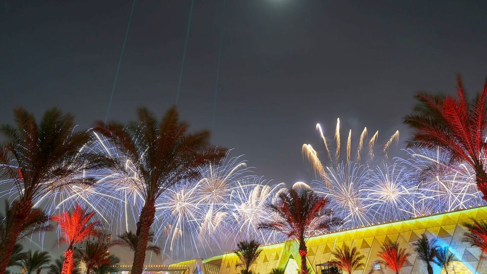 Für die Eröffnung gibt es eine große Musik- und Lichtshow und Feuerwerk. Foto: Amr Nabil/AP/dpa