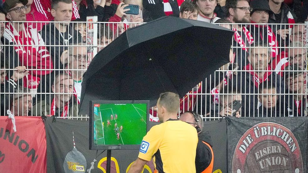 Nahm zwei Tore nach Videobeweis zurück: Schiedsrichter Sören Storks Foto: Soeren Stache