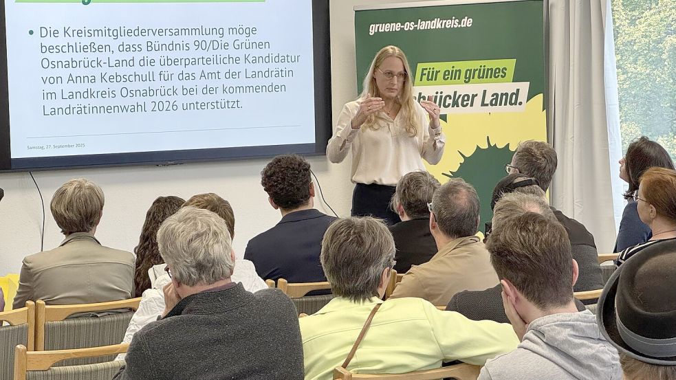 Landrätin Anna Kebschull (hinten) spricht während ihrer Nominierungsversammlung zu den Mitgliedern der Grünen. Foto: Marcus Alwes