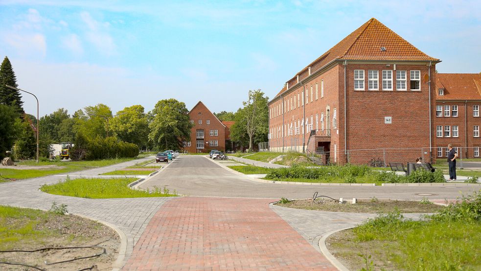 In den vergangenen Monaten investierte die Stadt Aurich auf dem Kasernengelände bereits in Kanalisation und Straßen. Dieses Foto entstand im Juni 2025. Foto: Romuald Banik