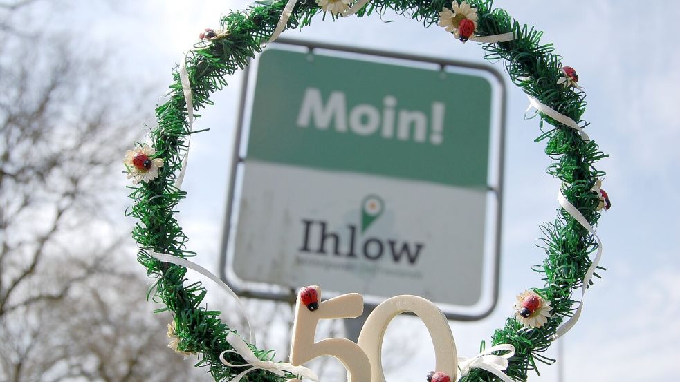 „Moin“ ist in Ihlow so selbstverständlich wie das Plattdeutsche, wie hier auf dem Schild an der Gemeindegrenze von Ihlow zu sehen ist. Foto: Imke Cirksena/Archiv