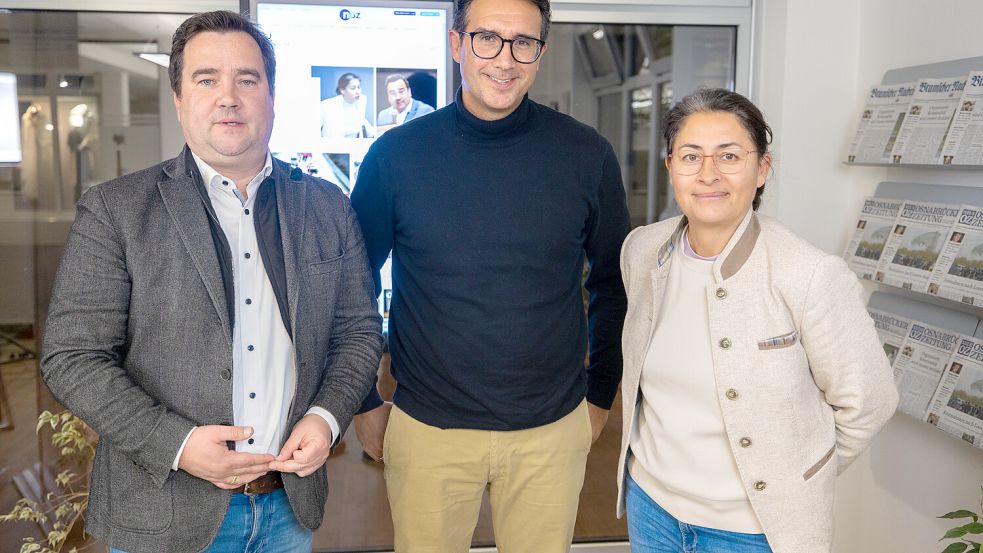 Premiere für „360° – Der Talk“: Der Reporterchef für die Region Osnabrück, Jean-Charles Fays (Mitte), moderierte das Gespräch mit Filiz Polat (Grüne) und Lutz Brinkmann (CDU) über das umstrittenste Infrastrukturprojekt der Region – die A33-Nord – und über Wege zu einer neuen Mobilitätskultur. Foto: Tobias Saalschmidt