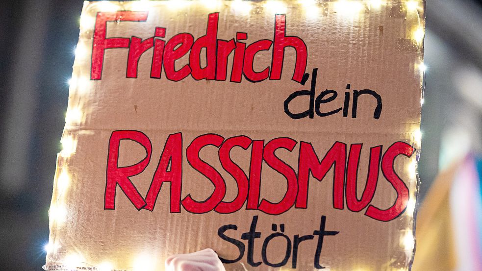 In Berlin demonstrierten Menschen gegen die Aussagen von Bundeskanzler Merz. Einige werfen dem Kanzler Rassismus vor. Foto: Moritz Frankenberg/dpa