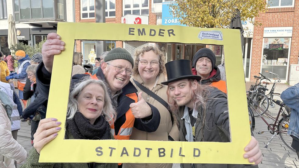 Setzte ein Zeichen gegen Diskriminierung in Emden: das Orga-Team von Ostfriesland Demokratisch. Foto: Hannah Weiden