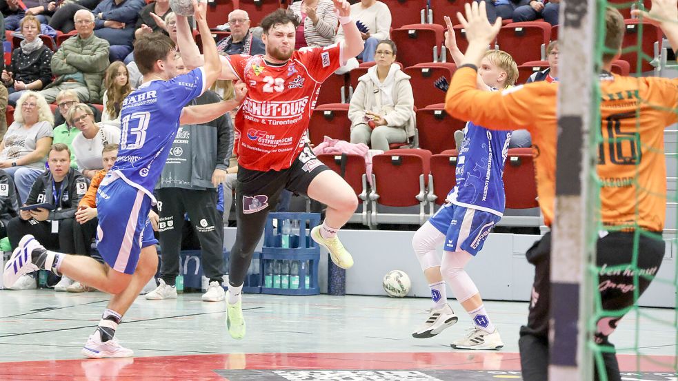 Robin Leunissen (Nummer 25) war in Varel der erfolgreichste Torschütze beim OHV Aurich. Er warf zehn Tore. Foto: Helmut Vortanz