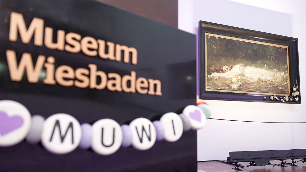 Rund 200 Swift-Fans sind am Sonntagnachmittag zur ersten Swift-Sonderveranstaltung ins Museum Wiesbaden gekommen. Foto: Hannes P. Albert/dpa