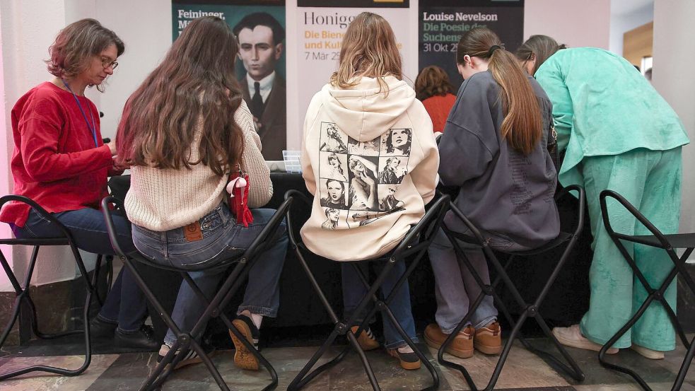 Im Foyer des Museums läuft Popmusik, während Fans Freundschaftsbändchen knüpfen. Foto: Hannes P. Albert/dpa