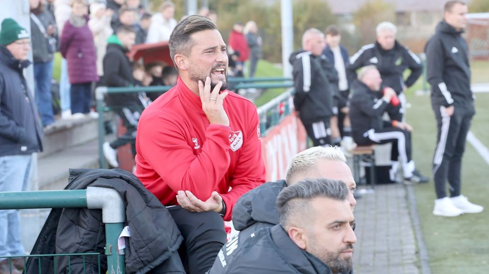 Aurichs Trainer Daniel Franziskus hielt sich auch als Ersatzspieler bereit. Grund: Die Ersatzbank der SpVg war dünn besetzt. Franziskus sah eine Niederlage, die aus seiner Sicht zu hoch ausfiel. Fotos: Wilfried Gronewold