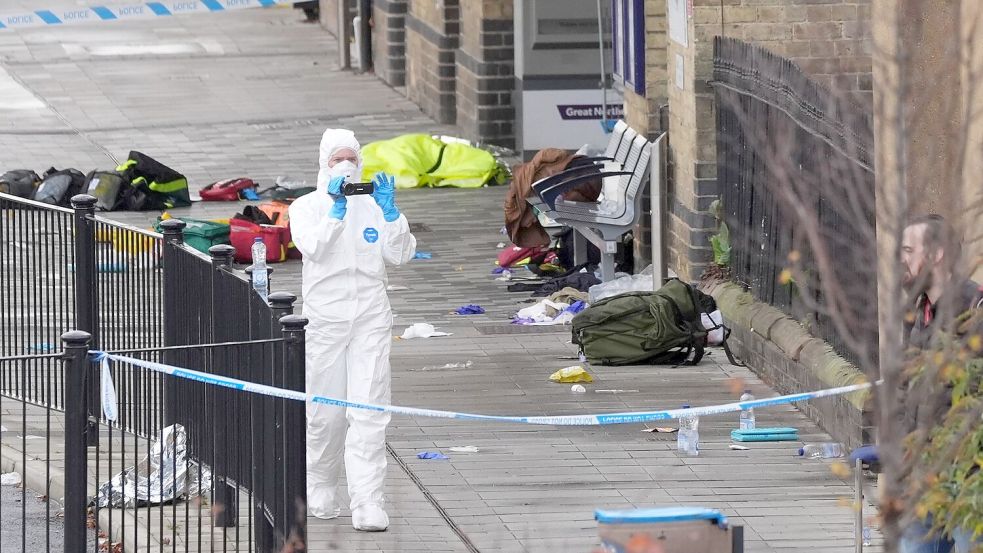 Am Bahnhof der Stadt Huntingdon dauern die Ermittlungen an. Foto: Joe Giddens