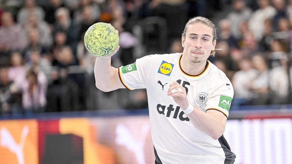 Nach einem starken Auftritt am Donnerstag enttäuscht Juri Knorr im zweiten Duell mit Island. Foto: Harry Langer