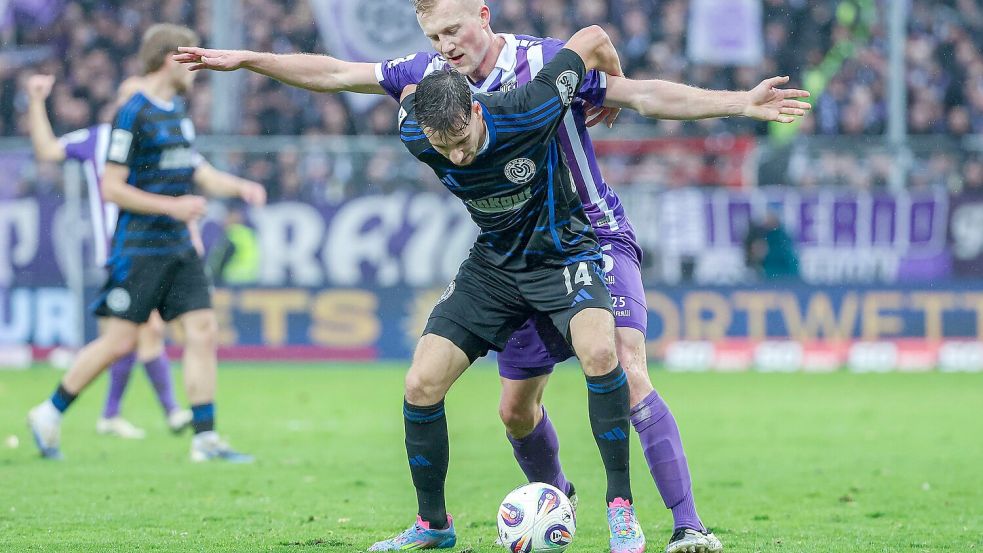 Eng dran: Niklas Wiemann (hinten) gegen Conor Noß (Duisburg). Foto: Michael Titgemeyer