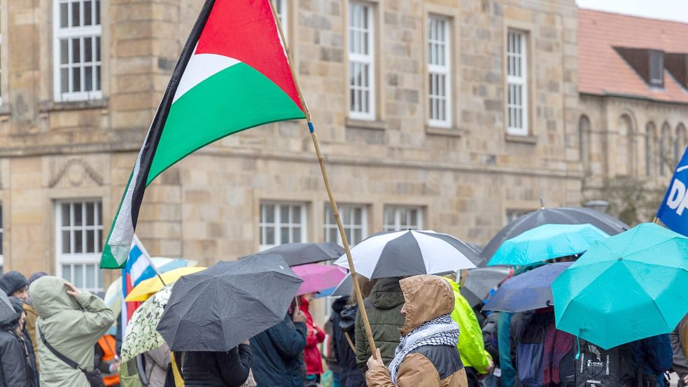 Für einen gerechten Frieden in Nahost lautete der Titel einer Kundgebung, die am 1. November 2025 in Osnabrück vor dem Theater gehalten wurde. Foto: Benjamin Beutler