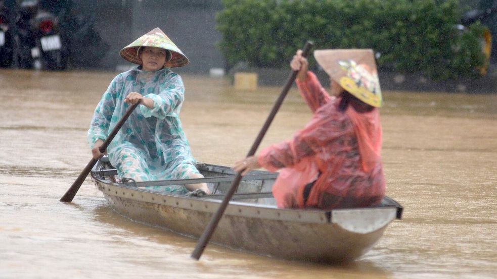 Einwohner müssen sich teilweise mit Booten auf überschwemmten Straßen fortbewegen. (Archiv) Foto: Van Dung/VNA/AP/dpa