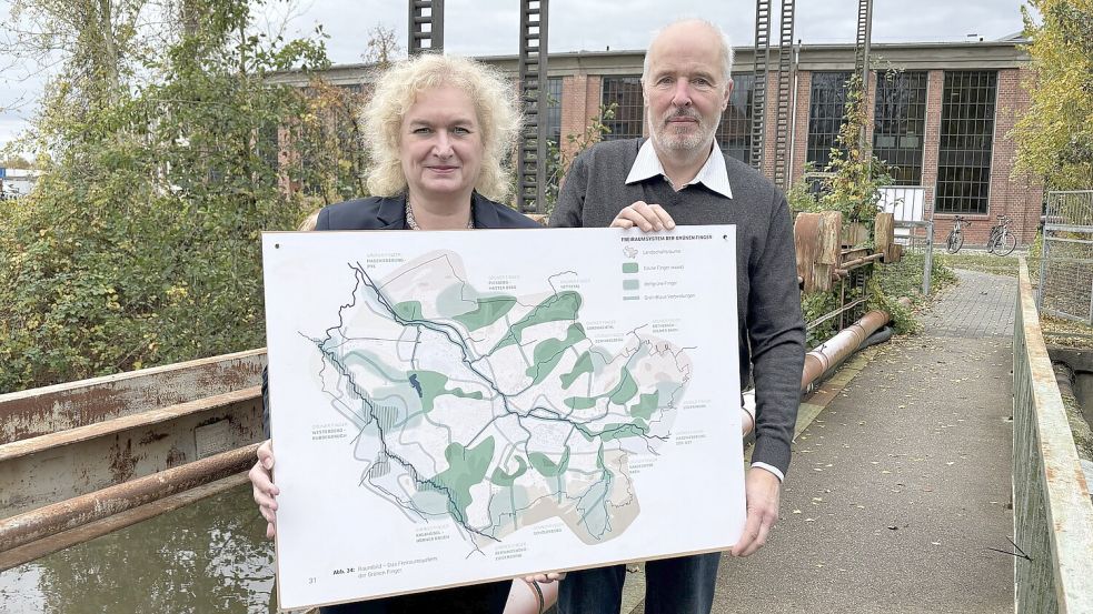 Birgit Potthoff und Matthias Schreiber vom Umweltforum Osnabrück haben einen Charta-Entwurf zum Schutz der Grünen Finger in Osnabrück vorgestellt. Foto: Karin C. Punghorst
