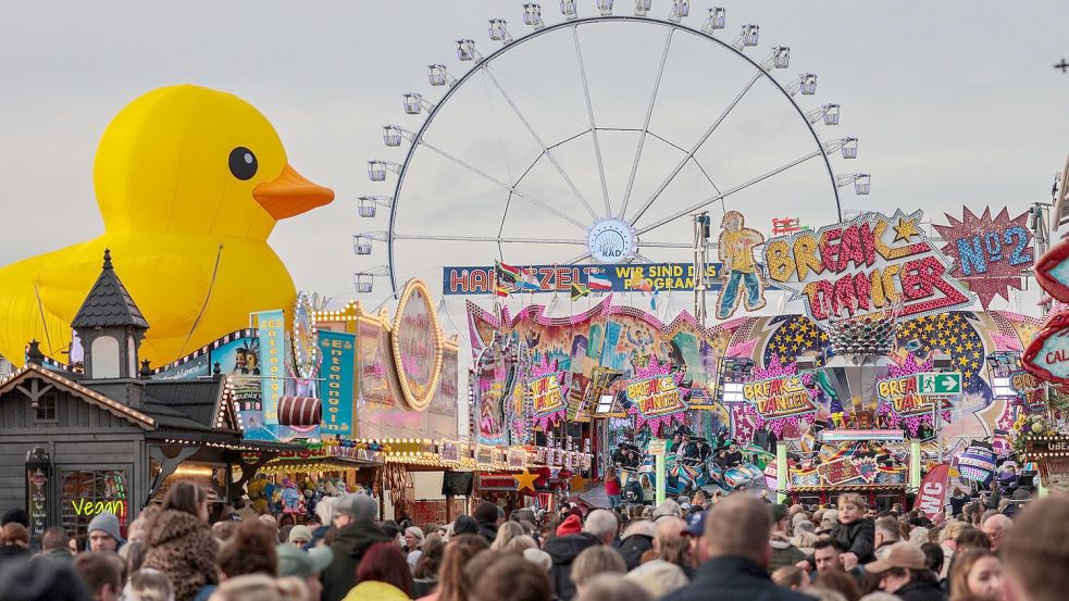 Die Polizei hat 2025 während des Bremer Freimarkts 89 Straftaten registriert – deutlich weniger als im Vorjahr. Foto: Focke Strangmann / dpa
