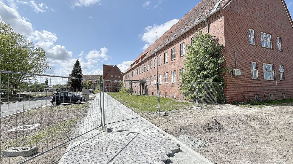 In den vergangenen Monaten investierte die Stadt Aurich auf dem Kasernengelände bereits in Kanalisation und Straßen. Dieses Foto entstand im Frühsommer 2025. Foto: Karin Böhmer