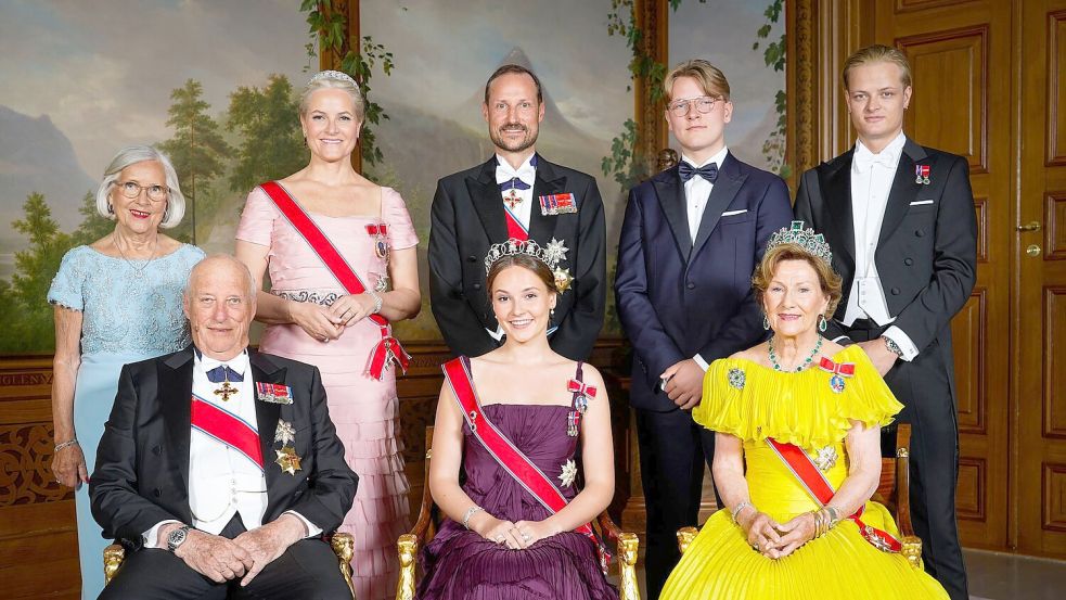 Auf dem Familienfoto zum 18. Geburtstag von Ingrid Alexandra aus dem Jahr 2022 ist hinten rechts auch Marius Borg Høiby zu sehen. (Archivbild) Foto: Lise Åserud