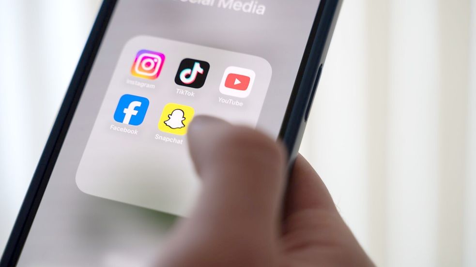 Über Politik informieren sich Viele inzwischen auch oder ausschließlich auf Social Media. (Illustration) Foto: Alicia Windzio