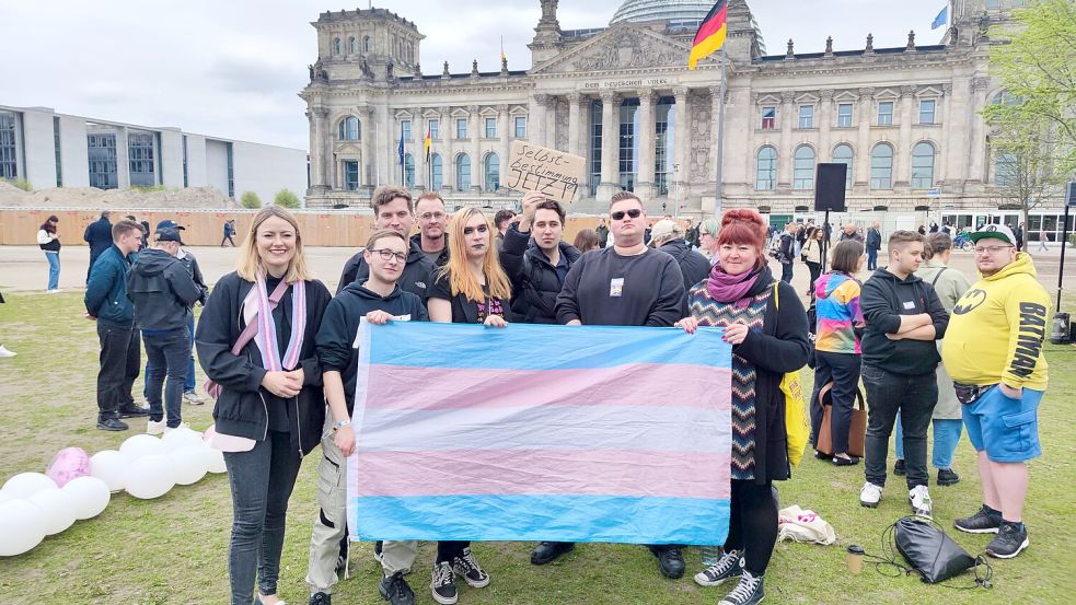 Demonstranten protestierten damals für das Selbstbestimmungsgesetz, das zeitgleich im Bundestag beschlossen wurde. Foto: IMAGO/dts Nachrichtenagentur