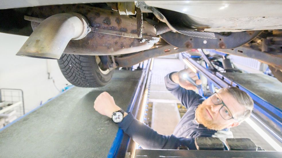 Immer mehr Autos scheitern weisen bei der Hauptuntersuchung Mängel auf. Foto: Julian Stratenschulte/DPA