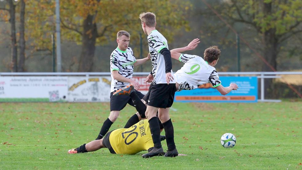 Das Spiel zwischen Weene und Wiesens war hart umkämpft.Fotos: Wilfried Gronewold