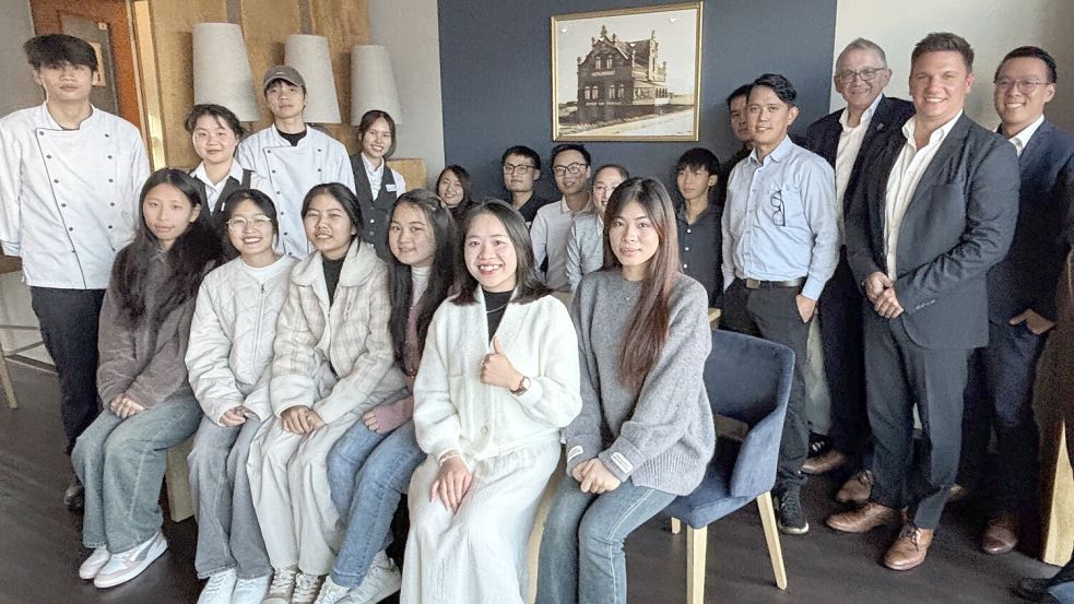 Philip Nguyen (von rechts) von I-Azubi, Jelto Müller von der WLA, Landrat Olaf meinen und Bao Doan von I-Abzubi begrüßten neue und „alte“ Azubis aus Vietnam im Norddeicher Hotel Fährhaus. Foto: Rebecca Kresse