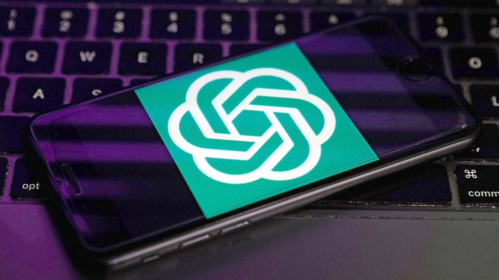 Der ChatGPT-Entwickler OpenAI ist permanent auf der Suche nach mehr Rechenleistung. (Symbolbild) Foto: Richard Drew/AP/dpa