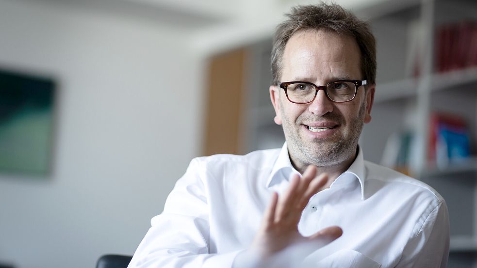 „Jeder Stellhebel muss umgedreht werden, um die Kosten in den Griff zu bekommen.“ Klaus Müller ist seit dreieinhalb Jahren Präsident der Bundesnetzagentur. Foto: IMAGO/Funke Foto Services