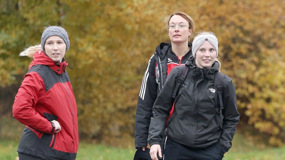 Die Leegmoorer Werferinnen Imke Mülder (von links), Sonja Corswandt und Mareike Rieken blicken gespannt auf die Straße. Sie erwarten den nächsten Wurf im spannenden Duell mit Titelverteidiger Norden. Foto: Wilfried Gronewold
