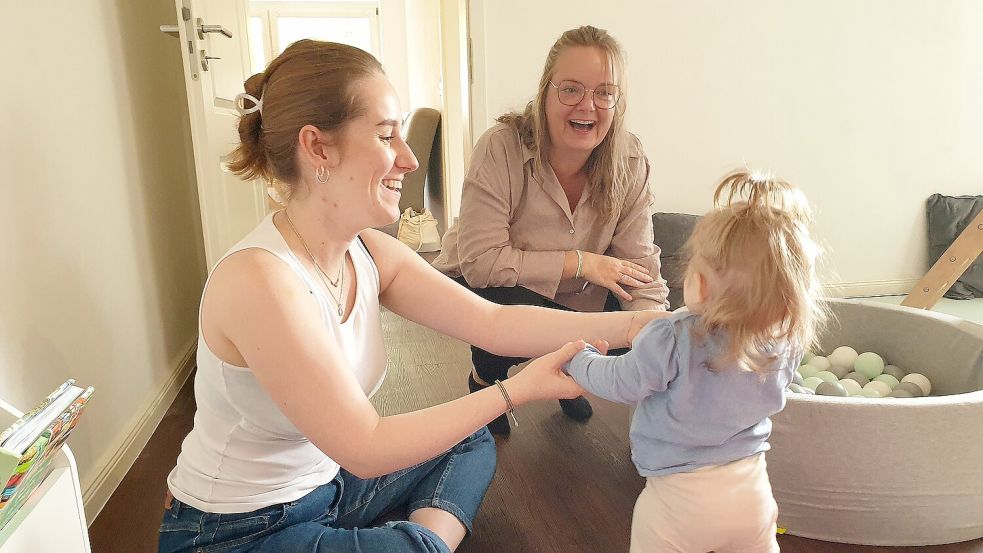 Sylvia Hieronimus (Mitte) steht Familien mit Beratung und Kursangeboten zur Seite. Foto: Kielraum