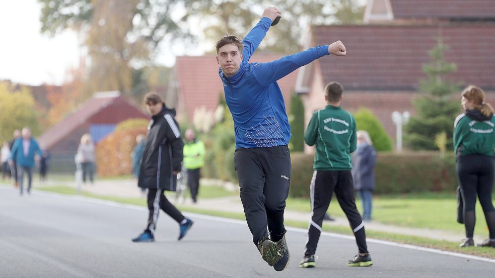Marvin Cremer gewann mit Pfalzdorf das Derby gegen Dietrichsfeld.Foto: Wilfried Gronewold