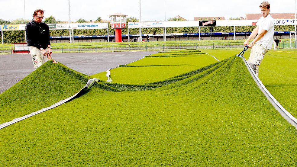 Seit Jahren hoffen die Fußballer in Südbrookmerland auf einen Kunstrasenplatz. Nun gibt es dafür einen neuen Vorstoß. Foto: Romuald Banik